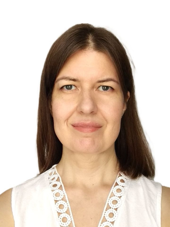 фото Галины Маккой, преподавателя английского языка, улыбающейся и смотрящей в камеру